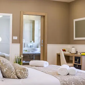 Peninsula Luxury Apartment